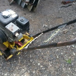 foto vibrační deska 100kg Wacker benzin Honda